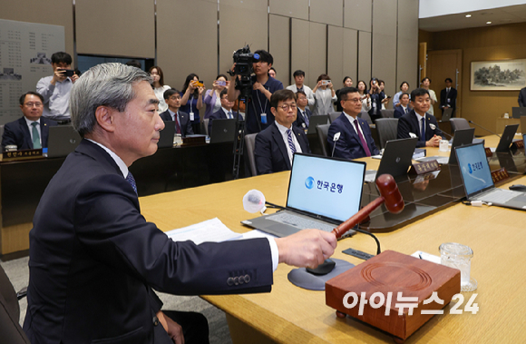 신현송 한국은행 총재가 28일 서울 중구 한국은행 본관에서 열린 취임 후 첫 금융통화위원회 본회의를 주재하고 있다. [사진=사진공동취재단]