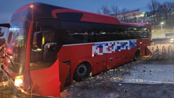 퇴근길 통근버스를 운전하던 버스 기사가 브레이크가 잘 들지 않자 인근 공터 흙더미를 이용해 버스를 정차시켜 큰 피해를 막았다. 사진은 사고가 난 버스. [사진=원주소방서]