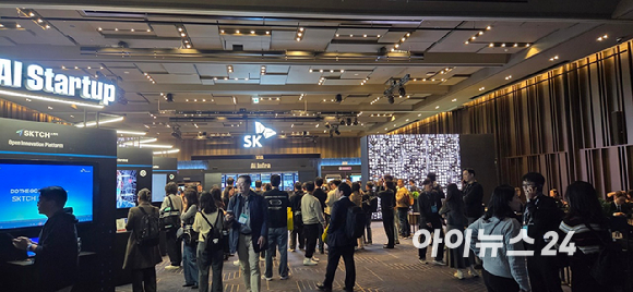 최태원 SK그룹 회장이 3일 서울 강남구 코엑스에서 열린 'SK AI 서밋 2025'에서 기조연설을 하고 있다. [사진=SK그룹]