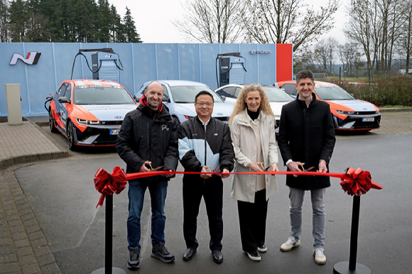 (왼쪽부터)잉고 뵈더(Ingo B&ouml;der) 뉘르부르크링 최고경영자(CEO), 박준우 현대차 N매니지먼트실장(상무), 아넷 페이(Annette Feyh) 현대차 독일법인 브랜드 경험&middot;스포츠마케팅 팀장, 귀도 겔렌(Guido Gehlen) 현대 커넥티드 모빌리티 유한회사 커넥티드카 서비스&middot;차징 디렉터가 '뉘르부르크링 N 급속 충전소' 개소식에서 기념 촬영하고 있다. [사진=현대자동차]