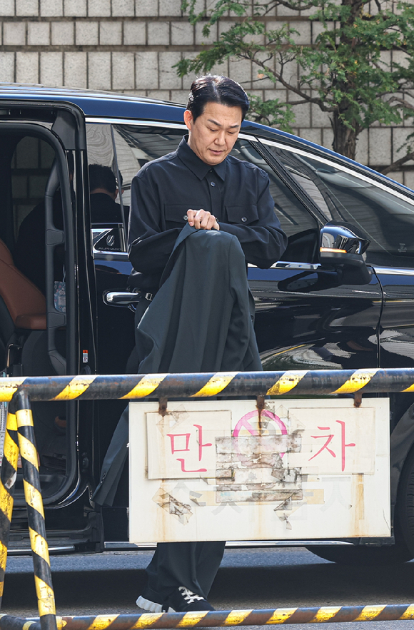 배우 박성웅이 8일 오후 서울 서초구 서울중앙지방법원에서 열린 임성근 전 해병대 1사단장의 국회증언감정법 위반 사건 관련 공판에 증인으로 출석하고 있다. [사진=사진공동취재단] [사진=곽영래 기자]