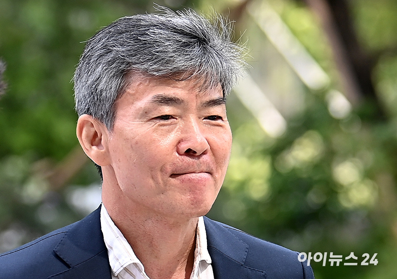'도이치모터스 주가조작' 사건의 공범에게 재판 형량을 줄여달라는 청탁을 받은 혐의를 받는 이종호 전 블랙펄인베스트 대표가 30일 서울 종로구 김건희 특검팀(특별검사 민중기)에 출석하고 있다. [사진=곽영래 기자]