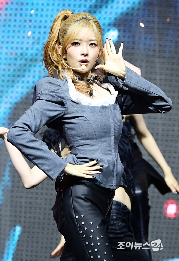 그룹 아이브 레이가 23일 오후 서울 광진구 광장동 예스24라이브홀에서 열린 아이브(IVE) 정규 2집 '리바이브 플러스'(REVIVE+) 발매 기념 쇼케이스에서 '블랙홀' 무대를 선보이고 있다. [사진=정소희 기자]