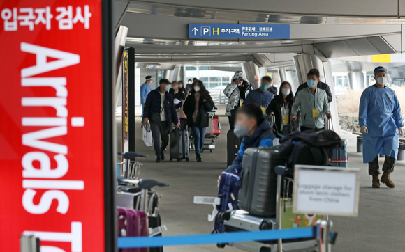 인천국제공항 제1여객터미널에서 검역 지원 육군 장병들이 중국발 입국자들을 검사센터로 안내하고 있다. [사진=뉴시스]