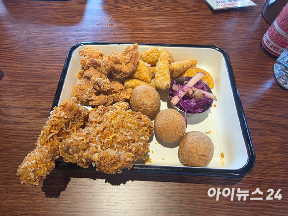 bhc 플래그십 스토어 강남역점. [사진=다이닝브랜즈그룹]