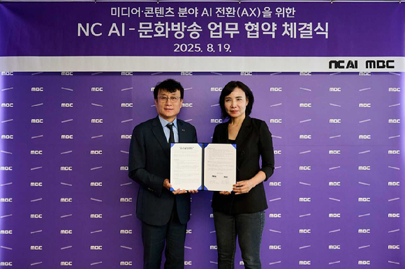 이연수 NC AI 대표(오른쪽)와 안형준 MBC 대표이사가 지난 19일 서울 상암동 MBC 사옥에서 '미디어·콘텐츠 분야 AI 전환(AX)' 업무협약을 체결하고 있다. [사진=NC AI]