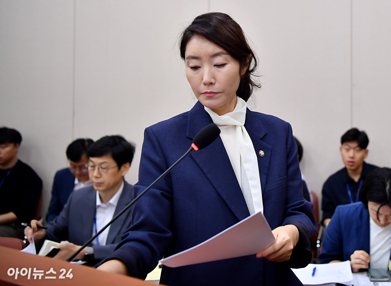 강선우 여성가족부 장관 후보자가 14일 서울 여의도 국회 여성가족위원회에서 열린 인사청문회에서 모두발언을 하고 있다. [사진=곽영래 기자]