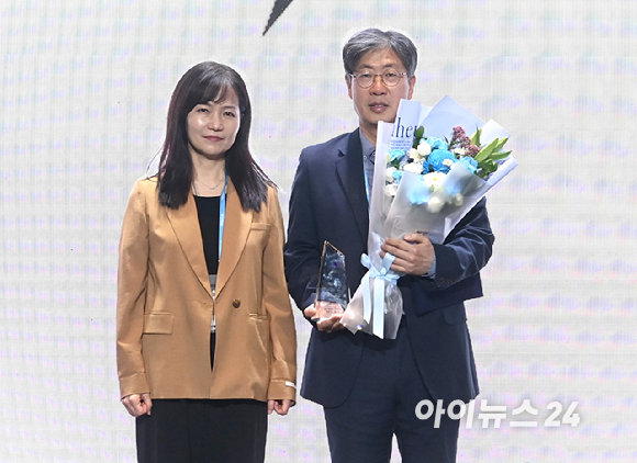 [포토] 'D·N·A 포용상' 받는 파두 김현수 전무