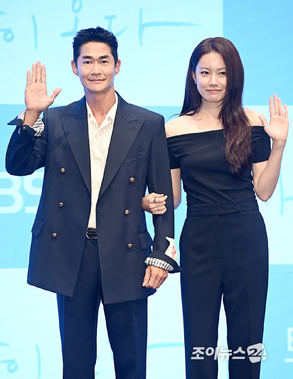 배우 하석진, 안희연이 22일 오후 서울 구로구 신도림 디큐브시티 더세인트에서 열린 KBS2 주말드라마 '사랑이 온다' 제작발표회에서 포토타임을 갖고 있다. [사진=곽영래 기자]