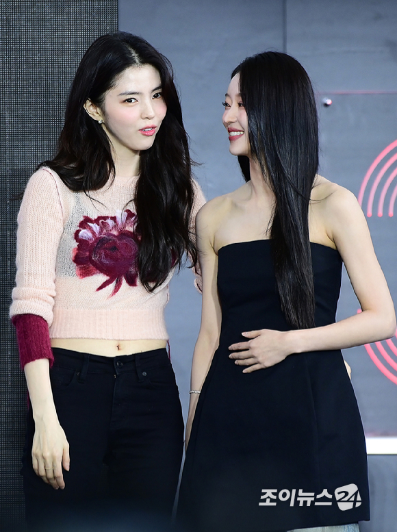 배우 한소희와 오마이걸 유아가 18일 부산광역시 해운대구 우동 영화의 전당에서 열린 제30회 부산국제영화제(BIFF) 오픈 토크 '프로젝트 Y' 행사에 참석하고 있다. [사진=정소희 기자]