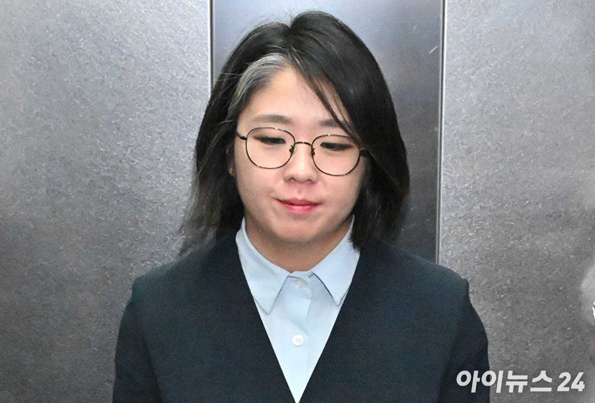 용혜인 성평등가족부 장관 후보자가 2일 서울 서대문구에 마련된 인사청문회 준비 사무실로 출근하고 있다. [사진=곽영래 기자]
