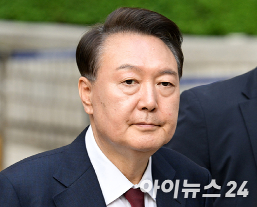 이재명 더불어민주당 대통령 후보가 당선이 확실시된 가운데 4일 서울 여의도 더불어민주당 당사에 들어서며 손을 흔들고 있다. [사진=곽영래 기자]