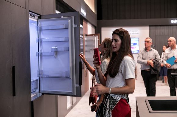 삼성전자 '유로쿠치나 2024' 전시장을 찾은 관람객 이달 유럽에서 출시한 '빌트인 와이드 냉장고'를 살펴보고 있다. [사진=삼성전자]