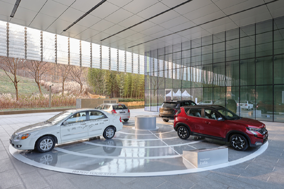 정의선 현대차그룹 회장이 5일 경기도 용인시 비전스퀘어에서 열린 '기아 80주년 기념 행사'에서 발표하고 있다. [사진=기아]