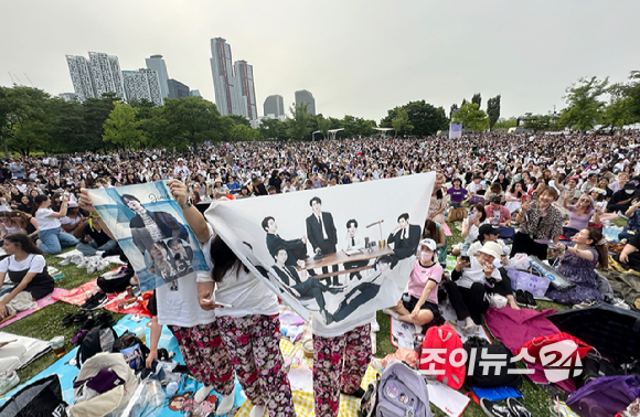 17일 서울 영등포구 여의도 한강공원에서 열린 방탄소년단 데뷔 10주년 FESTA @여의도(BTS 10th Anniversary FESTA @Yeouido)에 참석한 팬들이 'BTS 라이브 스크린' 코너를 즐기고 있다. [사진=정소희 기자]