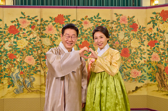 청와대가 이재명 대통령과 부인 김혜경 여사가 17일 설 명절 영상 메시지를 공개했다. 이 대통령은 "국민께서 원하는 대한민국의 모습을 이정표 삼아 한 걸음 한 걸음 흔들림 없이 걸어가겠다"고 다짐했다. [사진=청와대]