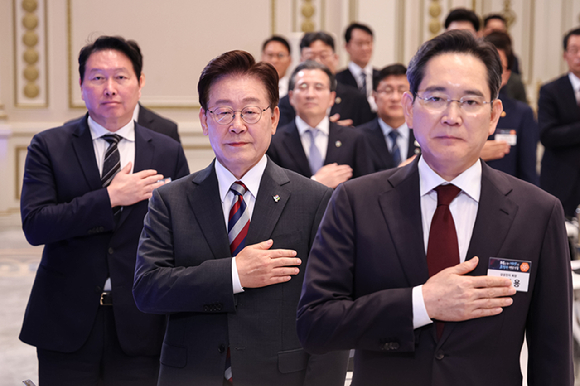 이재명 대통령이 29일 청와대에서 열린 3대 메가프로젝트 국민보고회에서 국민의례를 하고 있다. 오른쪽부터 이재용 삼성전자 회장, 이 대통령, 최태원 SK그룹 회장. 2026.6.29 [청와대통신사진기자단] [사진=연합뉴스]