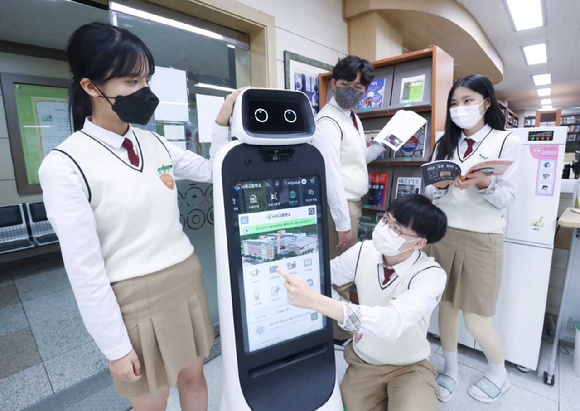 경북 구미시 사곡고등학교에서 학생들이 LG 클로이 가이드봇을 체험하고 있다. [사진=LG전자]