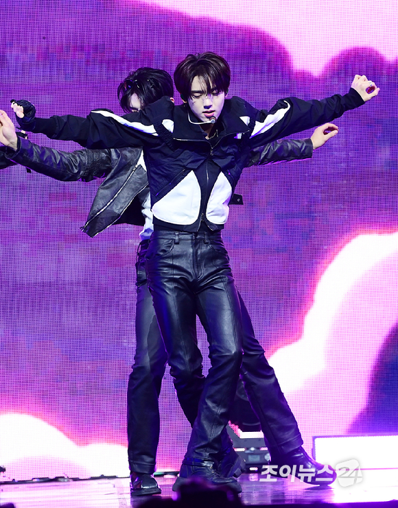 그룹 제로베이스원 한유진이 1일 오후 서울 용산구 한남 블루스퀘어에서 열린 제로베이스원(ZEROBASEONE) 정규 1집 '네버 세이 네버(NEVER SAY NEVER)' 쇼케이스에 참석해 멋진 무대를 선보이고 있다. [사진=정소희 기자]