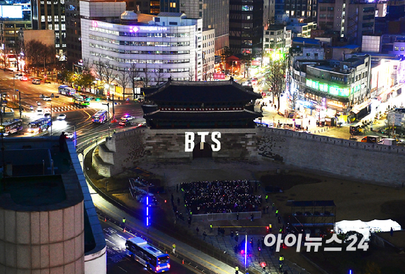방탄소년단(BTS) 3년 9개월 만에 완전체로 컴백한 가운데 20일 오후 서울 숭례문에서 'BTS 더 시티 아리랑 서울' 미디어 파사드가 펼쳐지고 있다. [사진=정소희 기자]