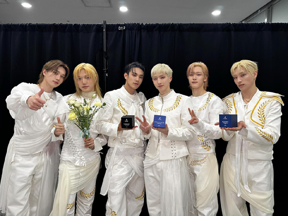 피원하모니, '디어워즈'로 첫 대상·3관왕 "2026년 우리의 해 만들 것"