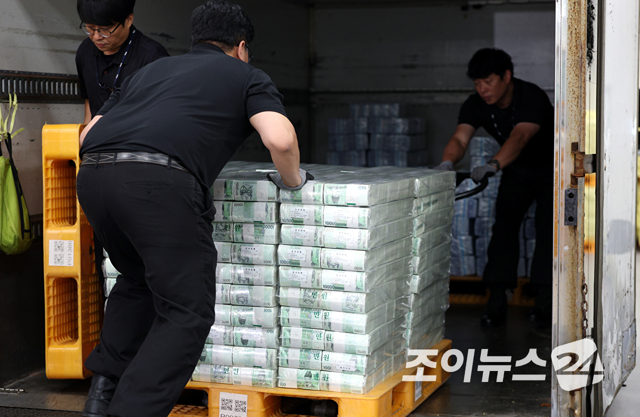 추석을 앞둔 15일 오전 서울 중구 한국은행 화폐수납장에서 현금 운송 관계자들이 시중은행에 공급될 추석 자금 방출 작업을 하고 있다. [사진=사진공동취재단]