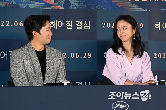 배우 박해일과 탕웨이가 21일 오후 서울 용산구 CGV 용산아이파크몰에서 열린 영화 '헤어질 결심' (감독 박찬욱) 언론시사회에 참석하고 있다. [사진=정소희 기자]