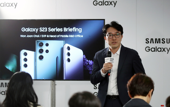 MWC 2023 홀3 전시관에 마련된 삼성전자 부스에서 관람객들이 휴대폰으로 게임을 즐기고 있다. [사진=정종오 기자]