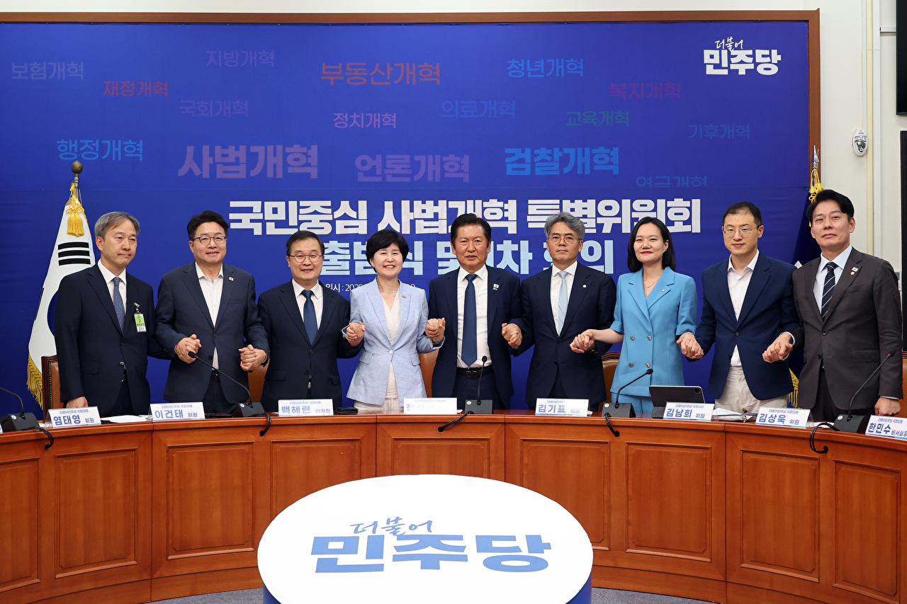 12일 서울 여의도 국회에서 열린 더불어민주당 국민중심 사법개혁특별위원회 출범식 및 1차 회의에서 특위 위원장을 맡은 백혜련 의원이 정청래 대표와 대화하고 있다. 2025.8.12 [사진=연합뉴스]