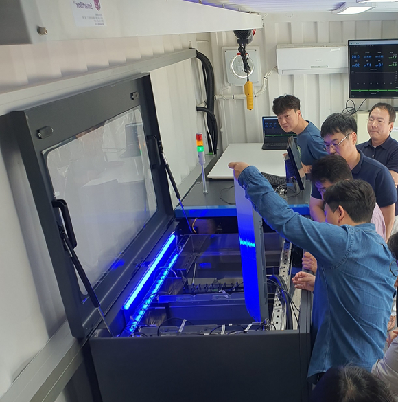 액침냉각 시스템에 서버를 담그는 모습. [사진=삼성물산 건설부문]