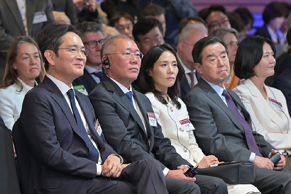 에마뉘엘 마크롱 프랑스 대통령이 3일 서울 여의도 한국경제인협회 회관에서 취재진의 요청에 사인을 해주고 있다. [사진=권서아 기자]