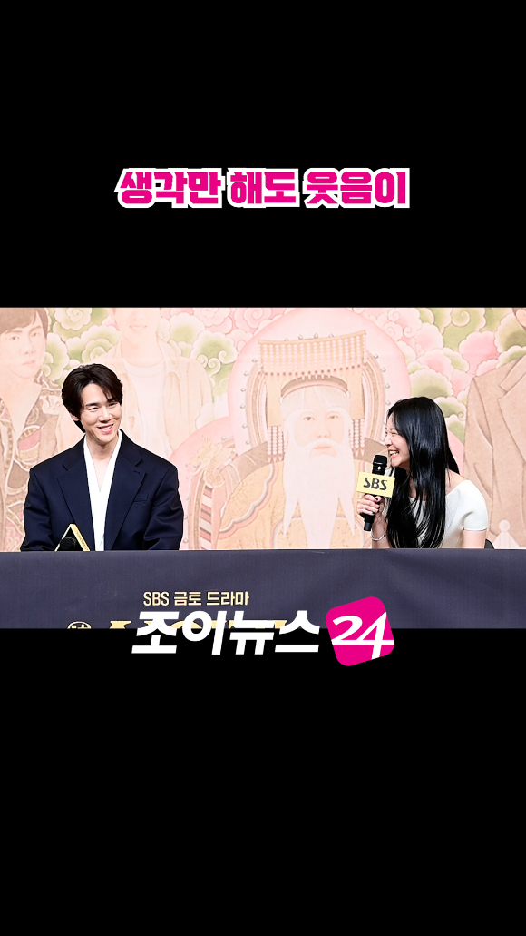 배우 유연석, 이솜이 지난 11일 오후 서울 양천구 목동 SBS사옥에서 열린 SBS 새 금토드라마 '신이랑 법률사무소' 제작발표회에 참석해 소감을 말하고 있다. [사진=정소희 기자]