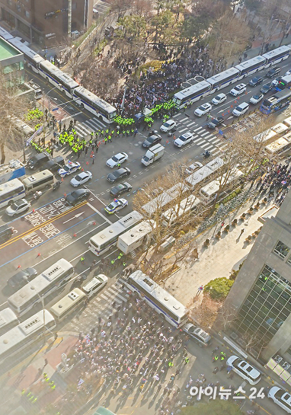 내란 수괴와 직권남용 등의 혐의를 받는 윤석열 대통령의 구속 전 피의자 심문(영장실질심사)을 앞둔 18일 서울 마포구 서부지방법원 인근에서 윤 대통령의 지지자들이 농성을 벌이고 있다. [사진=곽영래 기자]