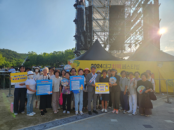 질병관리청 경북권질병대응센터·대구식품의약품안전청·대구광역시감염병관리지원단 관계자들이 감염병 예방 홍보활동 후 기념촬영을 하고 있다. [사진=대구시]