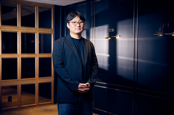 김진유 감독이 영화 '흐르는 여정' 인터뷰에 앞서 포즈를 취하고 있다. [사진=영화사진진]