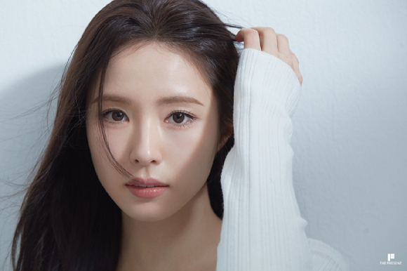 배우 신세경이 영화 '휴민트' 인터뷰에 앞서 포즈를 취하고 있다. [사진=더프레젠트컴퍼니]