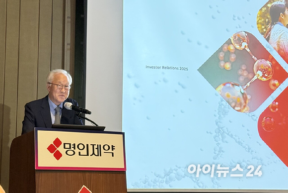 이행명 명인제약 회장이 15일 서울 여의도에서 열린 기자간담회에서 인사말을 하는 모습. [사진=김민희 기자]