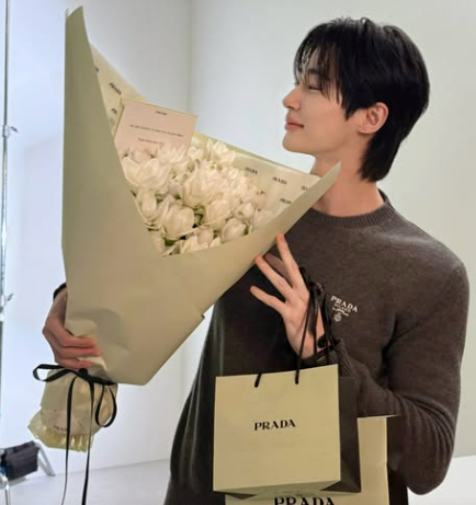 변우석, 꽃도 질투할 꽃미모...얼굴 옆태가 예술이네