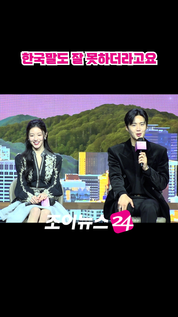 배우 고윤정, 김선호가 지난 13일 오전 서울 강남구 조선팰리스 서울강남에서 열린 넷플릭스 시리즈 '이 사랑 통역 되나요?' 제작발표회에 참석해 소감을 말하고 있다. [사진=문수지 기자]