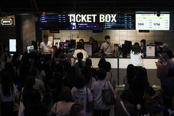 서울 시내 멀티플렉스 영화관에서 시민들이 상영작을 살펴보고 있다. [사진=연합뉴스]