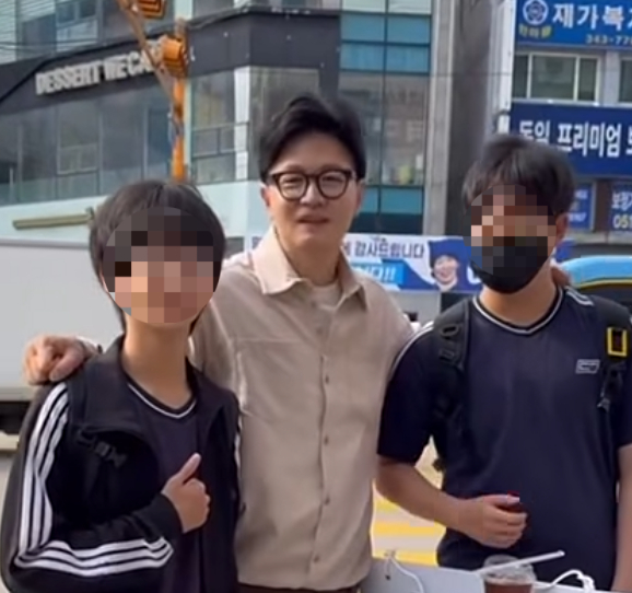 한 의원이 부산 북구 주민들과 사진을 찍고 있다. [사진=한동훈 페이스북]