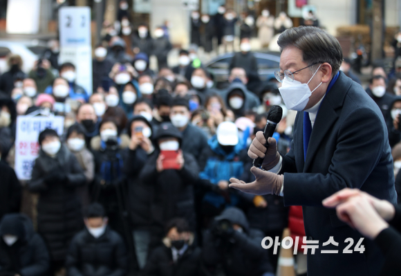 이재명 더불어민주당 대선 후보가 17일 오후 서울 중구 청계광장에서 열린 '다시 광화문에서' 거리유세에서 지지를 호소하고 있다. [사진=국회사진취재단]