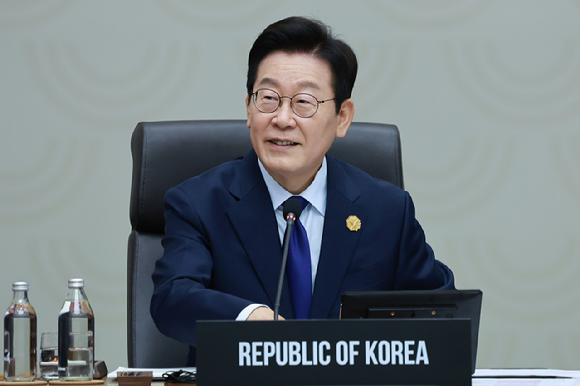 이재명 대통령이 31일 경주화백컨벤션센터(HICO)에서 열린 2025 아시아태평양경제협력체(APEC) 정상회의 제1세션을 주재하고 있다. [사진=연합뉴스]