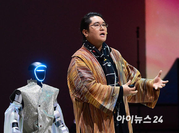 21일 오후 서울 강동구 고덕동에 위치한 로봇복합문화공간 'GALAXY ROBOT PARK'(갤럭시 로봇 파크) 그랜드 오픈 기자간담회가 열렸다. 로봇 아레나에서 로봇들이 공연을 선보이고 있다. [사진=정소희 기자]