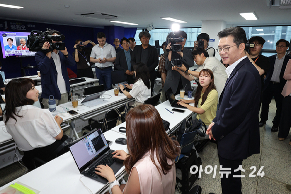 정원오 더불어민주당 서울시장 후보가 제9회 전국동시지방선거일인 3일 오후 서울 중구 세종대로 캠프에서 취재진과 인사를 나누고 있다. [사진=곽영래 기자]