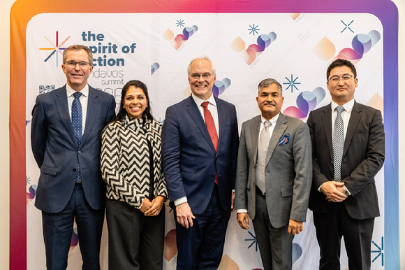 존 아른 로팅겐 웰컴트러스트 CEO, 프리야 아그라왈 MSD Health Equity&Partnerships 부문 부사장, 리차드 헤쳇 CEPI CEO, 라만 라오 힐레만연구소 CEO, 김익중 SK바이오사이언스 BD2실장이 21일 스위스 다보스에서 개최된 세계경제포럼(WEF)에서 차세대 자이르 에볼라 백신 개발 펀딩 및 협력에 대해 발표한 후 기념촬영을 하고 있다. [사진=SK바이오사이언스 제공]