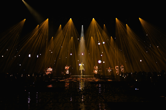 씨엔블루 정용화는 서울 올림픽공원 올림픽홀에서 단독 콘서트 2025 JUNG YONG HWA LIVE 'Director's Cut : Our Fine Days'(2025 정용화 라이브 '디렉터스 컷 : 아워 파인 데이즈')를 개최하고 팬들과 만나고 있다. [사진=FNC엔터테인먼트]