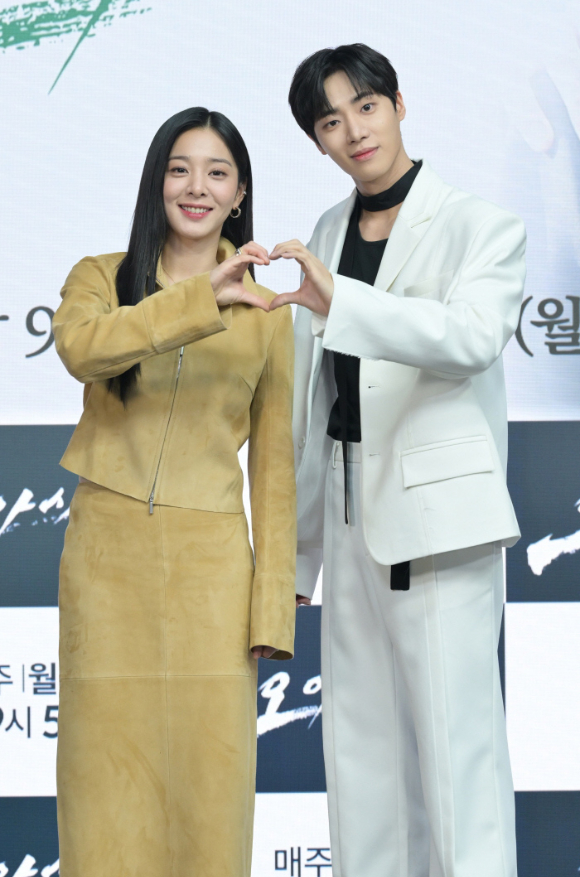 배우 설인아와 추영우가 6일 온라인으로 진행된 KBS 2TV 새 월화드라마 '오아시스' 제작발표회에 참석하고 있다. [사진=KBS ]
