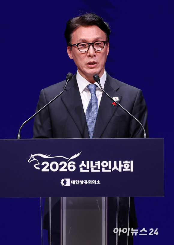 김민석(오른쪽 세 번째) 국무총리와 최태원(왼쪽 두 번째) 대한상공회의소 회장, 정청래(왼쪽) 더불어민주당 대표, 장동혁 국민의힘 대표가 2일 오후 서울 중구 대한상공회의소에서 열린 2026 경제계 신년인사회에서 떡케이크를 자르고 있다. [사진=사진공동취재단]