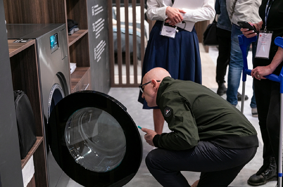 삼성전자 '유로쿠치나 2024' 전시장을 찾은 관람객이 올인원 세탁건조기인 '비스포크 AI 콤보'를 관람하고 있다. [사진=삼성전자]